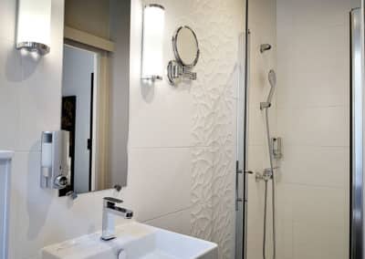 Salle de bain d'une chambre classique à l'Hôtel Voltaire Opéra du centre de Nantes