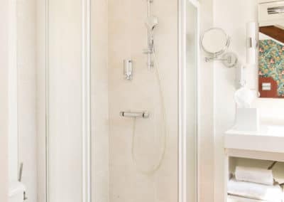 Salle de bain d'une chambre classique mansardée à l'Hôtel Voltaire Opéra du centre de Nantes