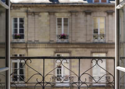 Vue extérieure d'une chambre supérieure à l'Hôtel Voltaire Opéra du centre de Nantes