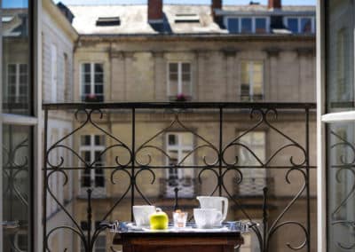 Vue extérieure d'une chambre supérieure à l'Hôtel Voltaire Opéra du centre de Nantes