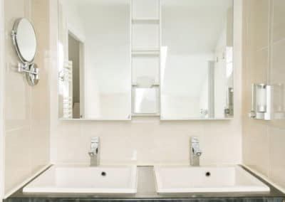 Salle de bain d'une chambre familiale à l'Hôtel Voltaire Opéra du centre de Nantes