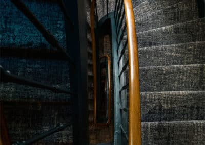 L'escalier de l'Hôtel Voltaire Opéra du centre de Nantes