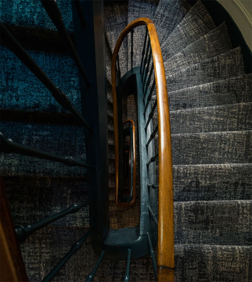 L'escalier de l'Hôtel Voltaire Opéra du centre de Nantes