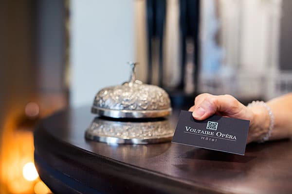 Sonnette de la réception de d'Hôtel Voltaire Opéra du centre de Nantes