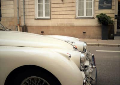 Voiture de collection garée devant l'Hôtel Voltaire Opéra du centre de Nantes